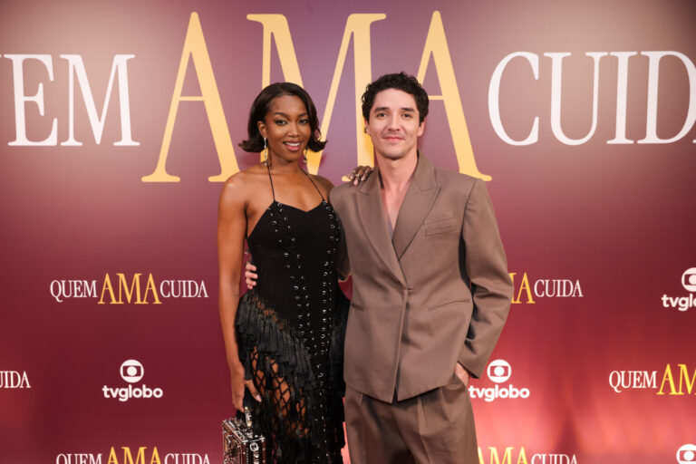 Iza compartilha primeira foto do ator João Vitor Silva após assumirem romance: ‘Coisas boas’