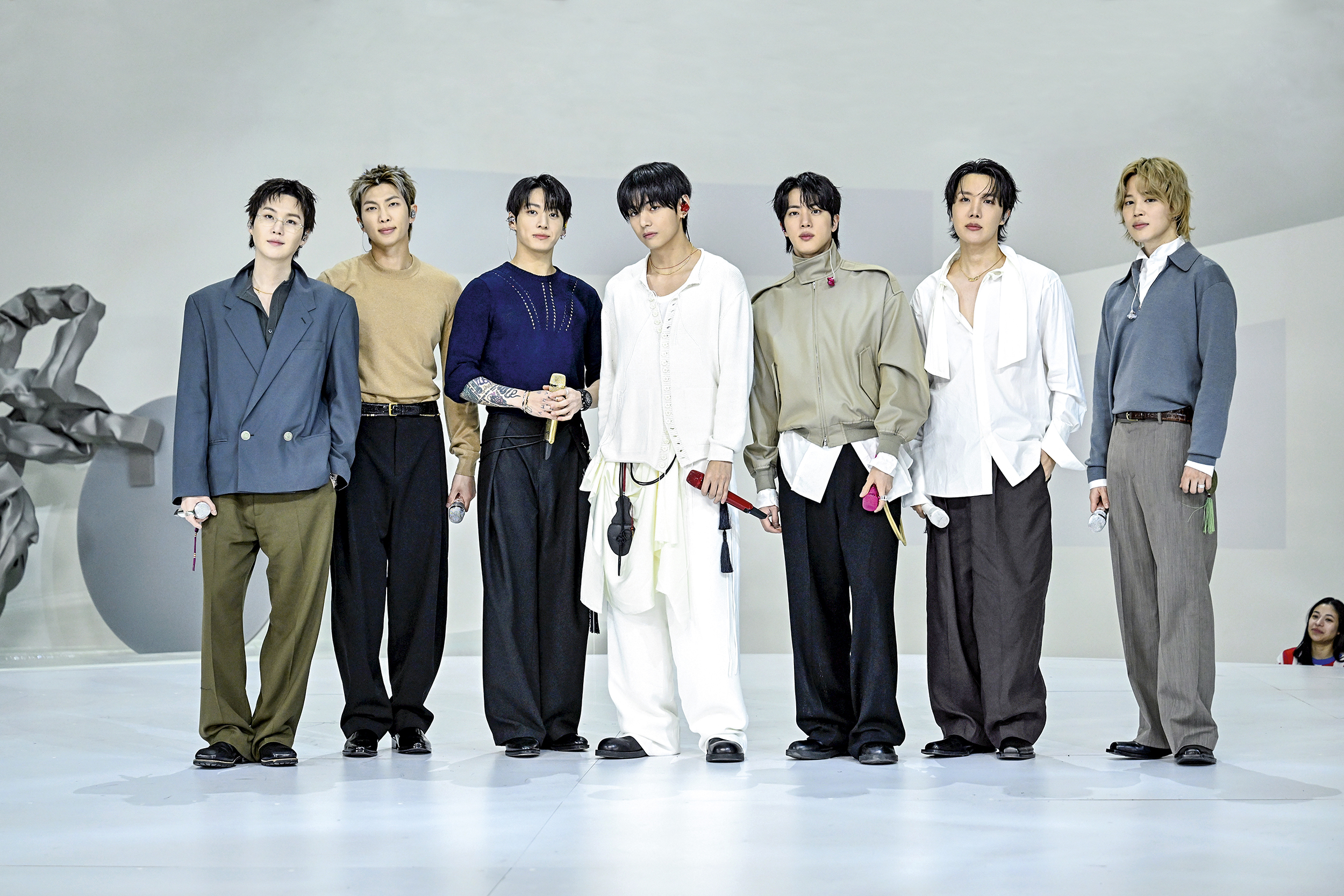 Os integrantes do BTS se preparam para fazer shows no Brasil e dão aos fãs performances e músicas que mexem com as emoções - Foto: Getty Images