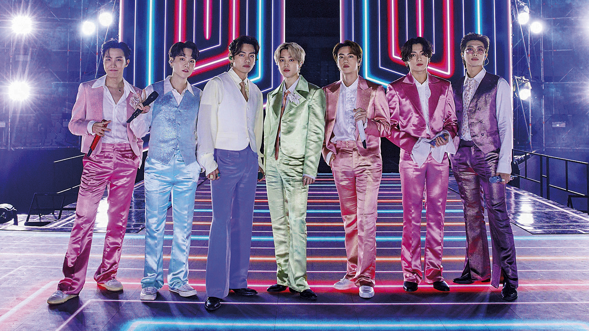 Grupo colore palco do American Music Awards, em 2020 - Foto: Getty Images