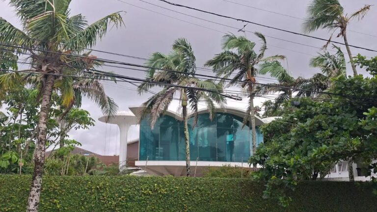 Após falecimento de apresentador, mansão no Guarujá virou alvo de criminosos