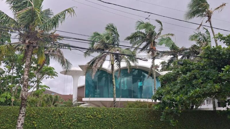 Após falecimento de apresentador, mansão no Guarujá virou alvo de criminosos