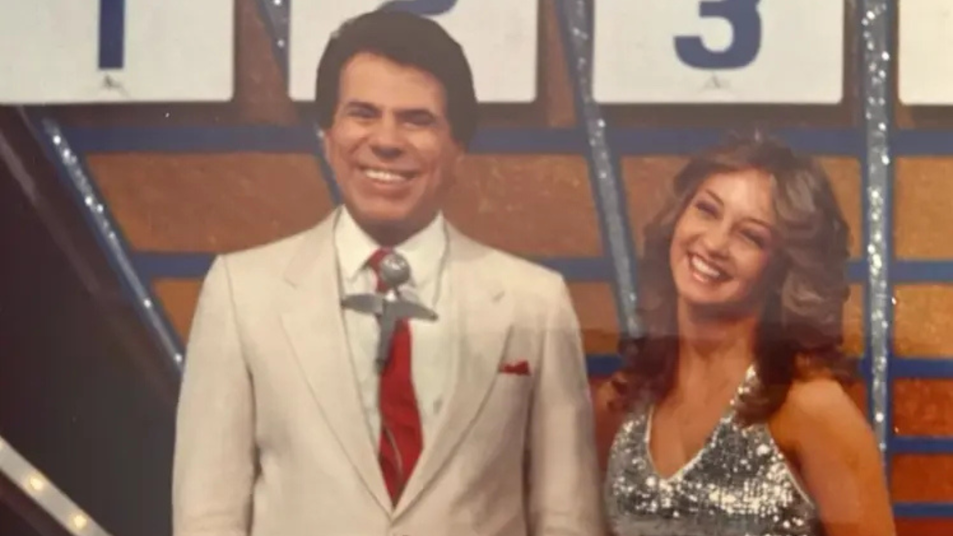 Silvio Santos e Mônica Poplawski, quando era telemoça - Foto: Reprodução