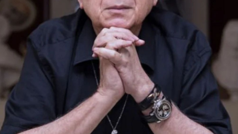Aos 82 anos, autor de novelas diverte seguidores ao se comparar com estrela internacional: ‘Não sou eu’