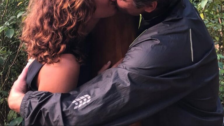 Aos 48 anos, filha de veterano da TV está noiva e planeja casamento intimista