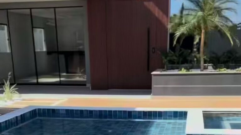 Aos 23 anos, ex-BBB colocou à venda mansão em região exclusiva do litoral baiano por R$ 1,5 milhão