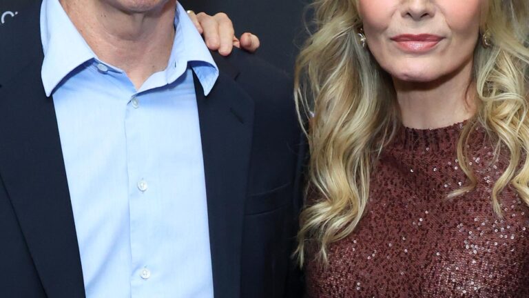 Aos 68 anos, dona de US$ 250 milhões faz rara aparição com marido
