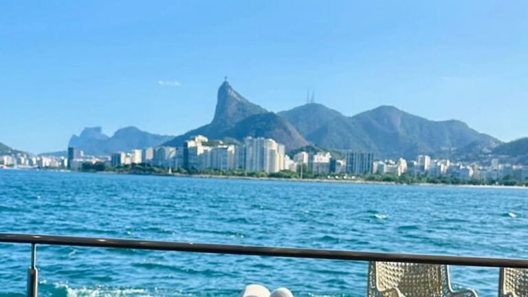 Aos 62 anos, atriz da Globo vive há décadas em apartamento com vista para cartões-postais do Rio