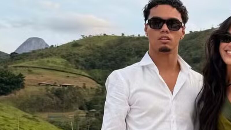 Filho de Ronaldinho Gaúcho surge ao lado de namorada após polêmica com famosa