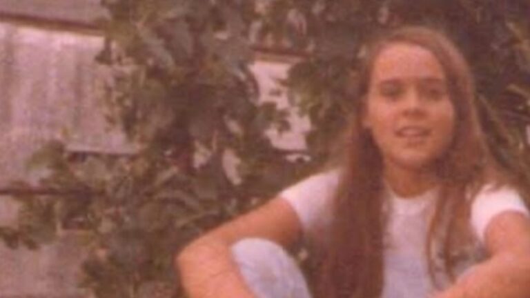 Reconhece? Aos 59 anos, menina da foto voltou a atuar após 10 anos afastada da televisão