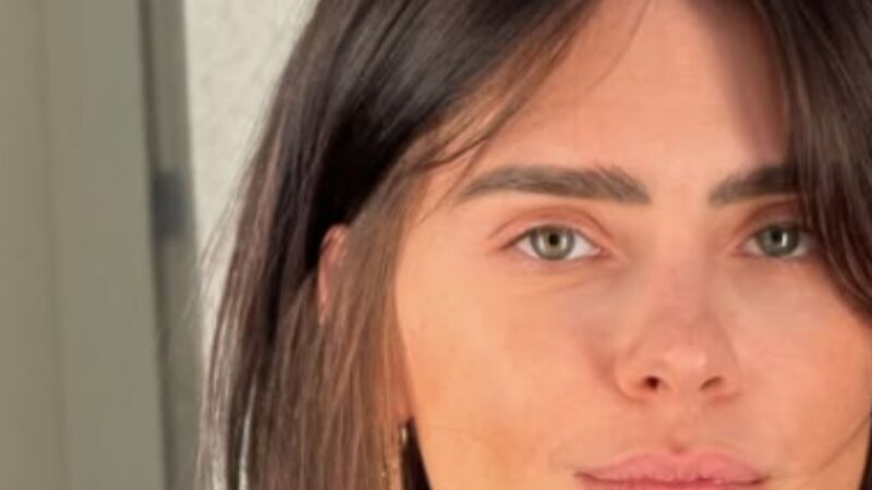 Carolina Dieckmmann abandona loiro de vez e surge com novo visual