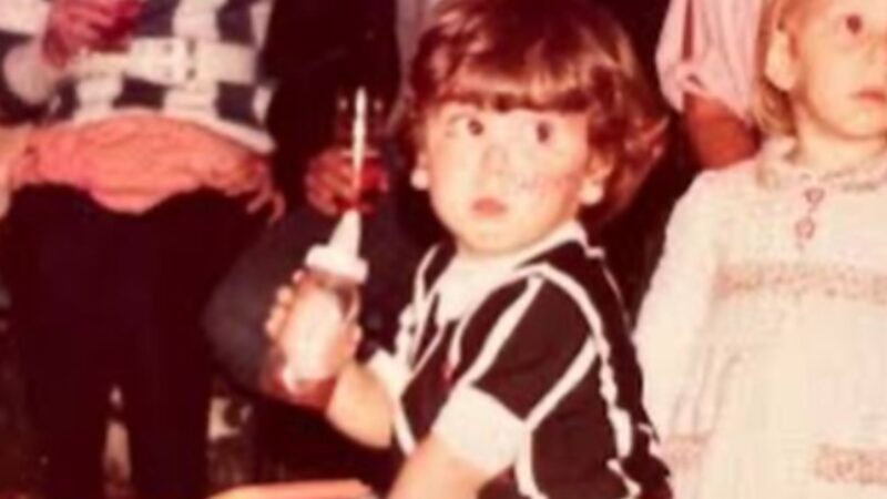 Quem é? Menino da foto tem 43 anos, já participou de Malhação e começou a trabalhar aos 5 anos