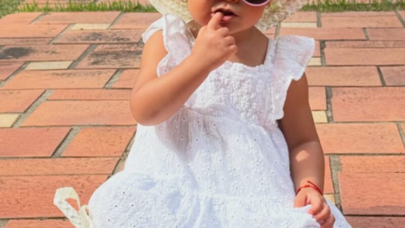 Andando a cavalo e tocando piano, filha de 1 ano de Zezé Di Camargo e Graciele rouba a cena na web