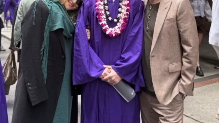 Com fortuna de US$ 500 milhões, atriz participa da formatura do filho, primeiro da família a se formar na faculdade