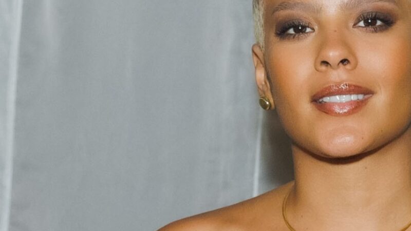 Após esconder o cabelo, Bella Campos surge com novo visual e rouba a cena em desfile