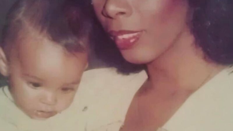 Aos 45 anos, atriz de série consagrada é filha de cantora que marcou a música nos anos 1970