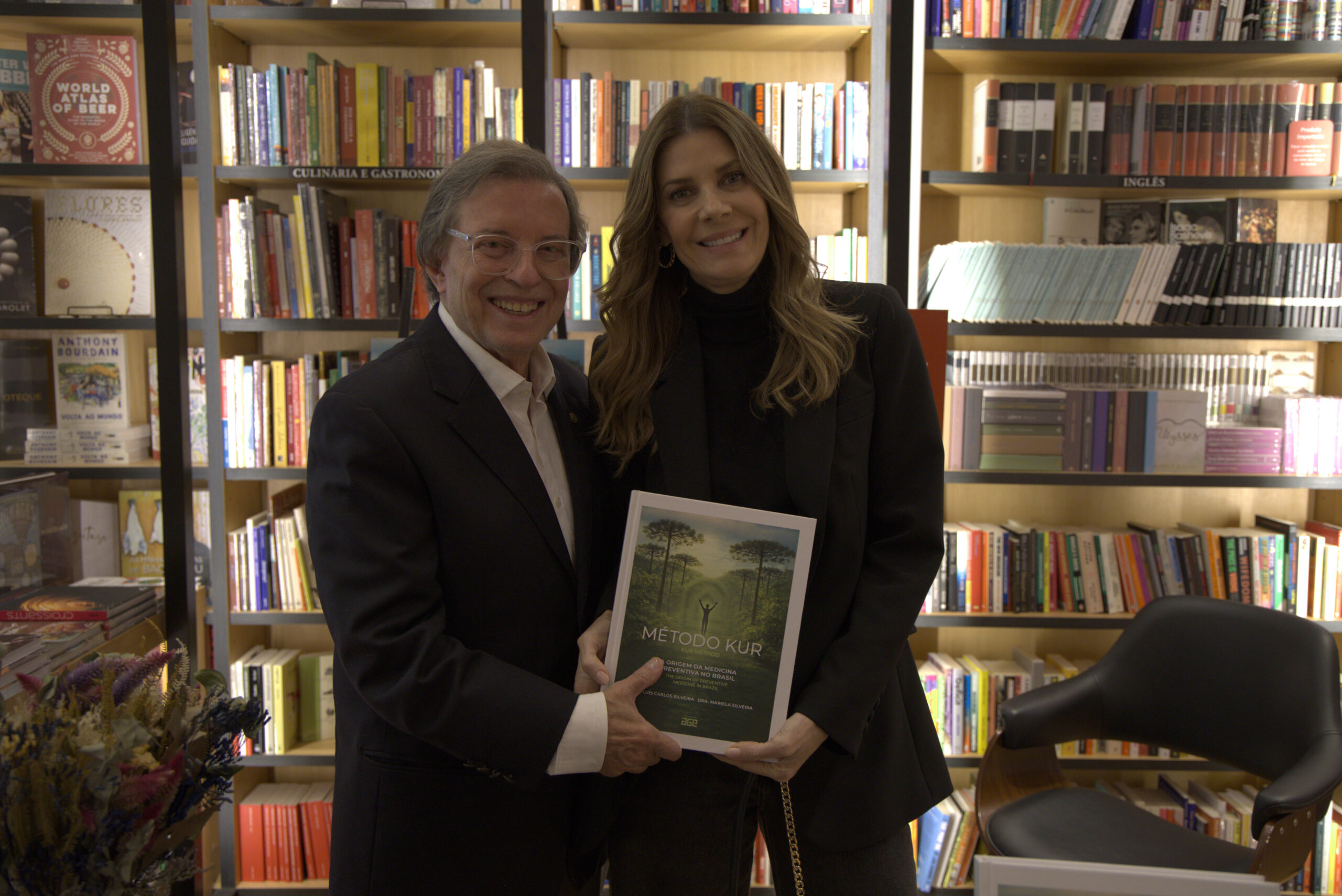 Dr. Luis Carlos Silveira e Fabiana Scaranzi no lançamento do livro ‘Método Kur – A origem da medicina preventiva no Brasil’ - Foto: Divulgação