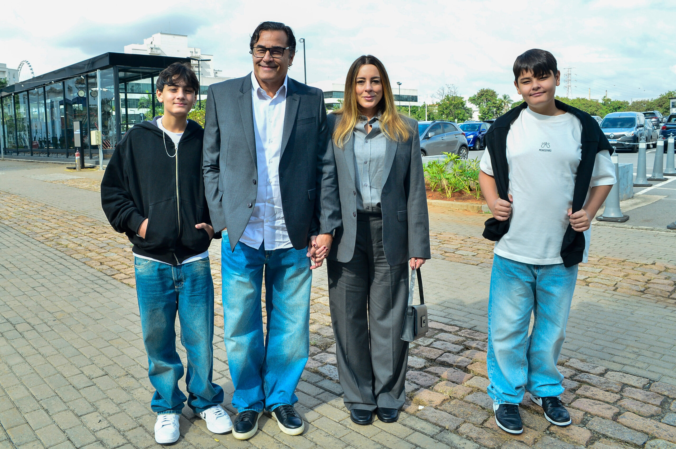 Luciano Szafir com os filhos e a esposa - Foto: Eduardo Martins / Brazil News