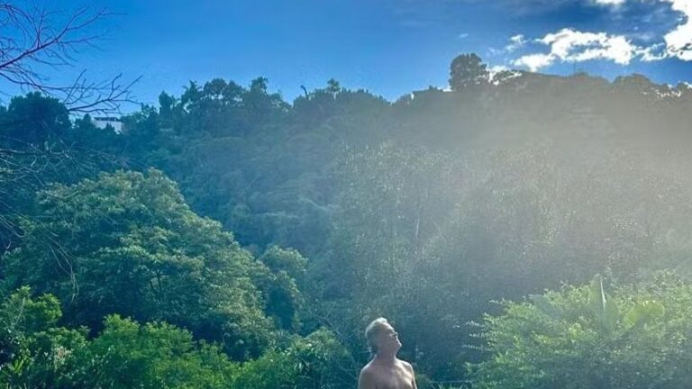 Aos 59 anos, ator de novela icônica da Globo vive há décadas em casa na floresta com vista paradisíaca no Rio