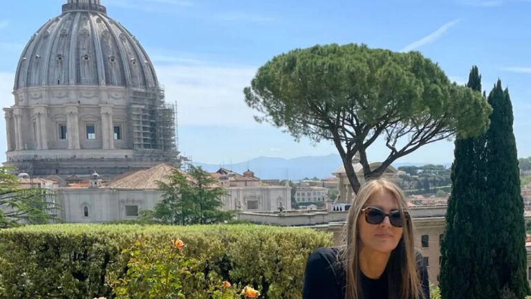 Aos 67 anos, jornalista brasileira vive há décadas em cobertura com vista para cartão-postal da Europa