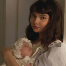 Isabelle Abreu ao lado da filha Amelie quando bebê