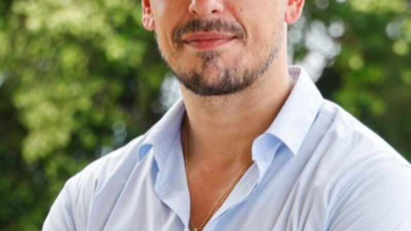 Aos 43 anos, ator da Globo tem mansão de 500 m² cercada por paisagem privilegiada em bairro nobre do Rio