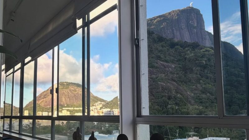 Aos 76 anos, ator mora há mais de uma década em apartamento no décimo andar com vista privilegiada para o Rio