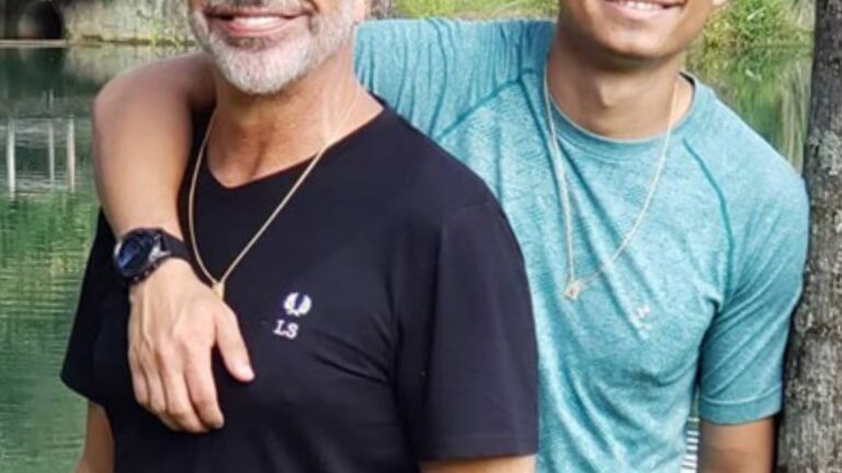 Após manter relação em segredo por quase 15 anos, cantor de 73 anos supera o medo e vive casamento feliz