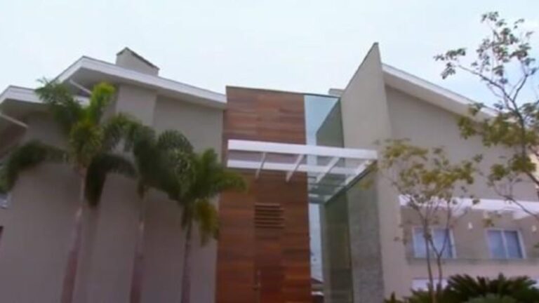 Dono do Patati Patatá ostenta mansão de 6 andares com elevador e árvore no meio da sala