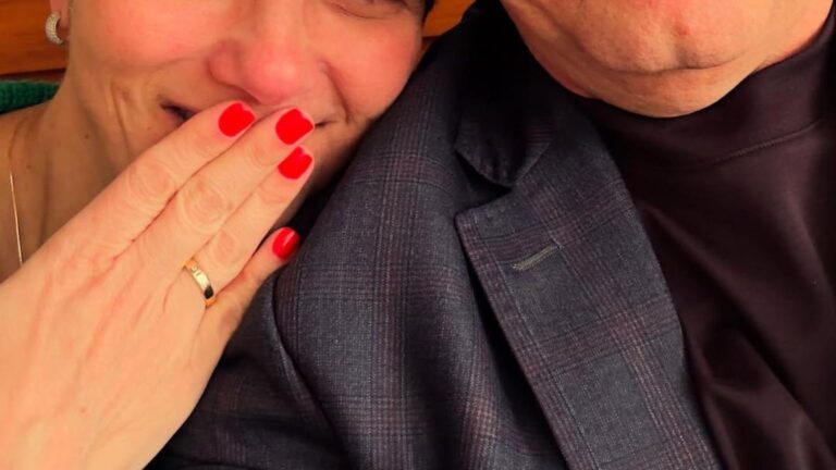 Aos 57 anos, apresentadora de TV superou assédio e hoje é casada com ex-padre