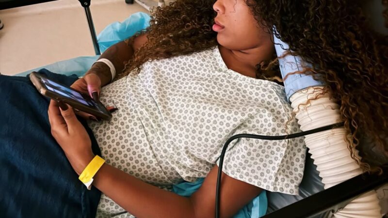 Aos 27 anos, cantora descobre tumor após sentir dor insuportável e sangramento