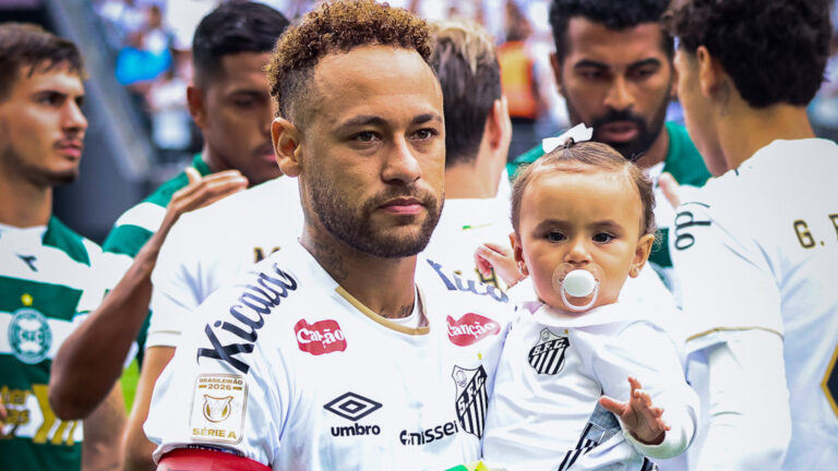 Filhas de Neymar Jr. roubam a cena ao surgirem com o pai antes de jogo