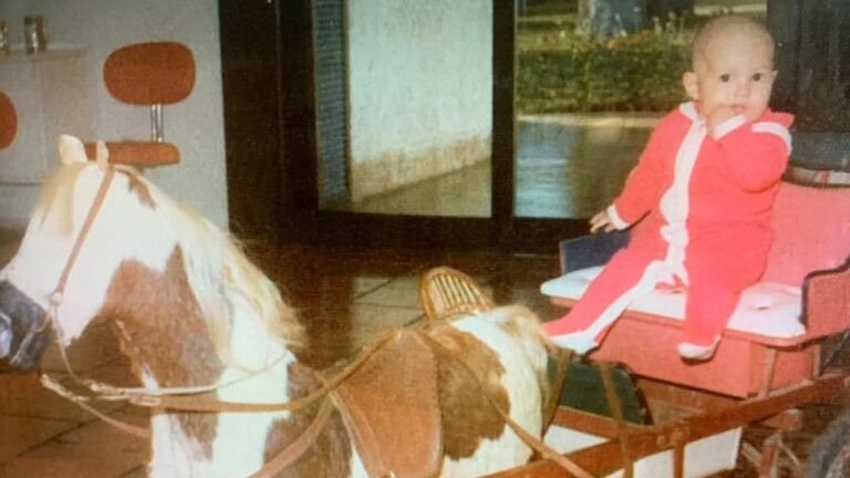 Reconhece? Menina da foto viveu infância simples no interior, hoje tem 49 anos e brilha na Globo