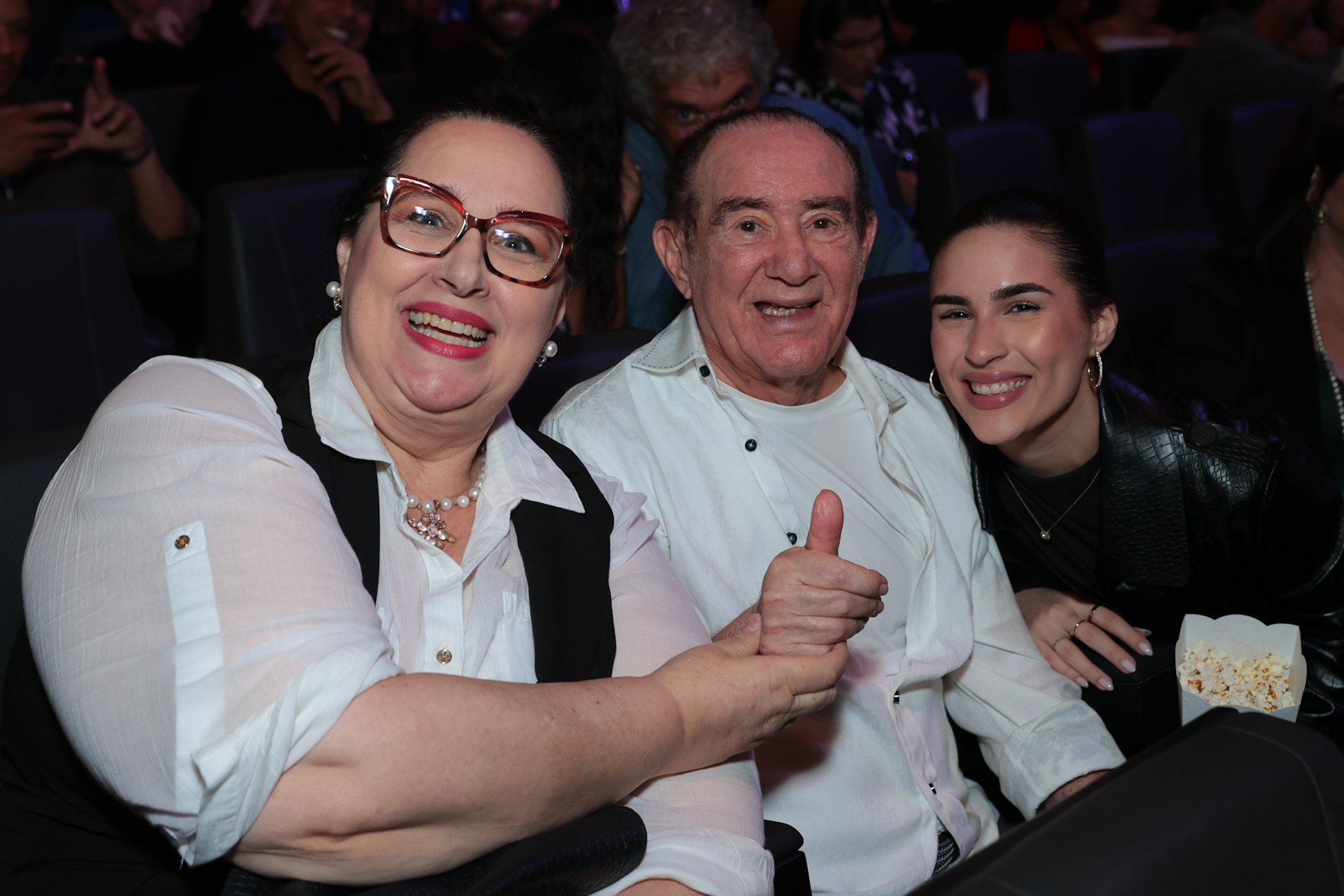 Renato Aragão posa com filha e esposa no teatro Riachuelo - Fotos: Victor Chapetta/BrazilNews
