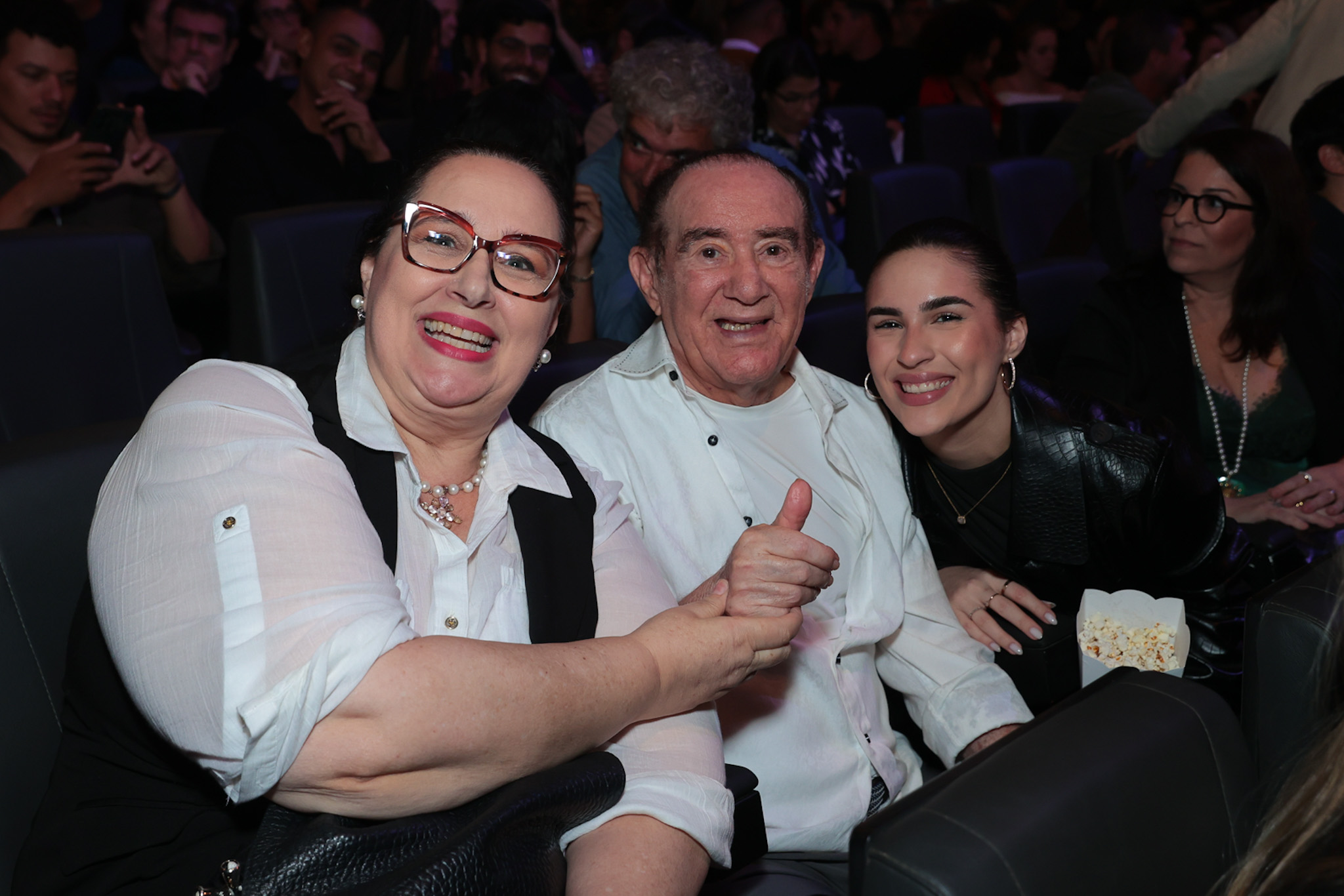 Renato Aragão posa com filha e esposa no teatro Riachuelo - Fotos: Victor Chapetta/BrazilNews
