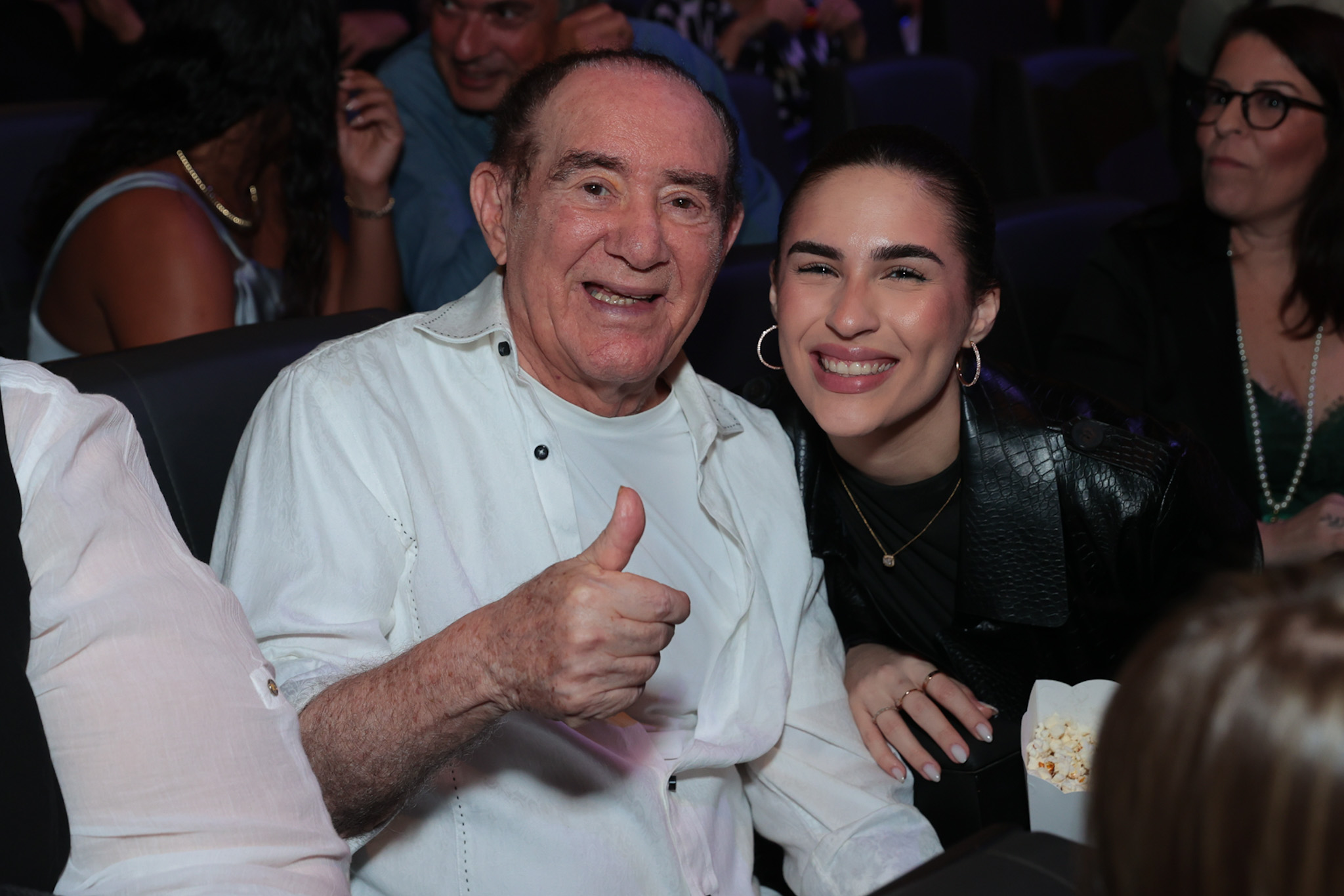 Renato Aragão posa com filha e esposa no teatro Riachuelo - Fotos: Victor Chapetta/BrazilNews