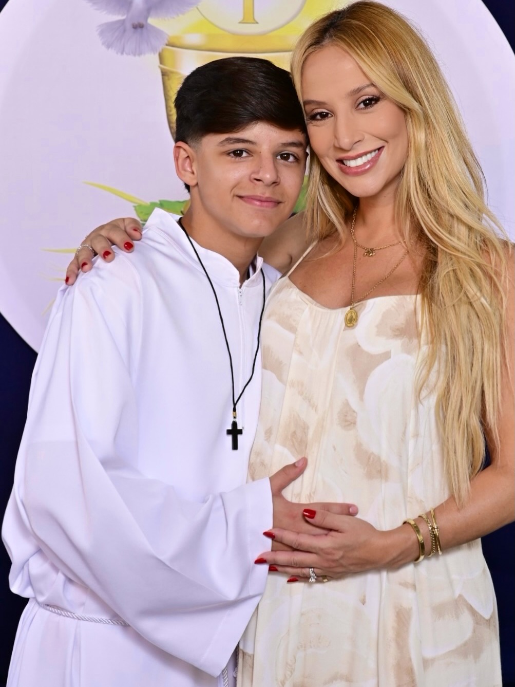 Bernardo, filho caçula de Cristiano Araújo, com a mãe – Foto: Reprodução / Instagram