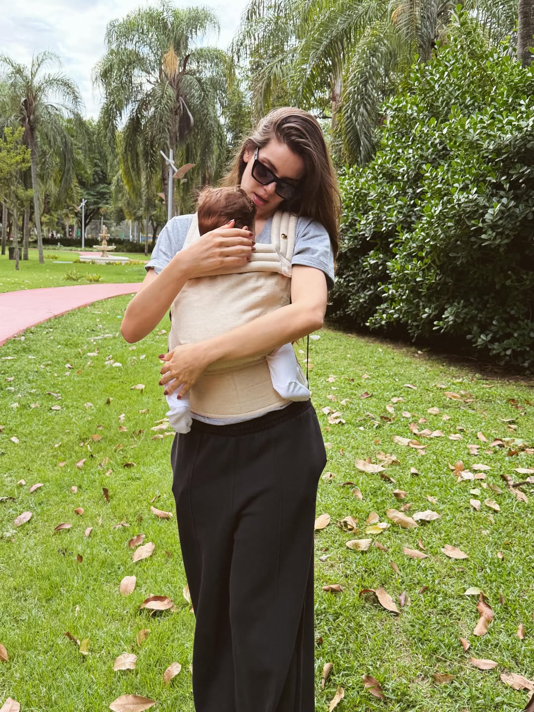 Camila Queiroz abre álbum de fotos com a filha, Clara — Foto: Reprodução / Instagram