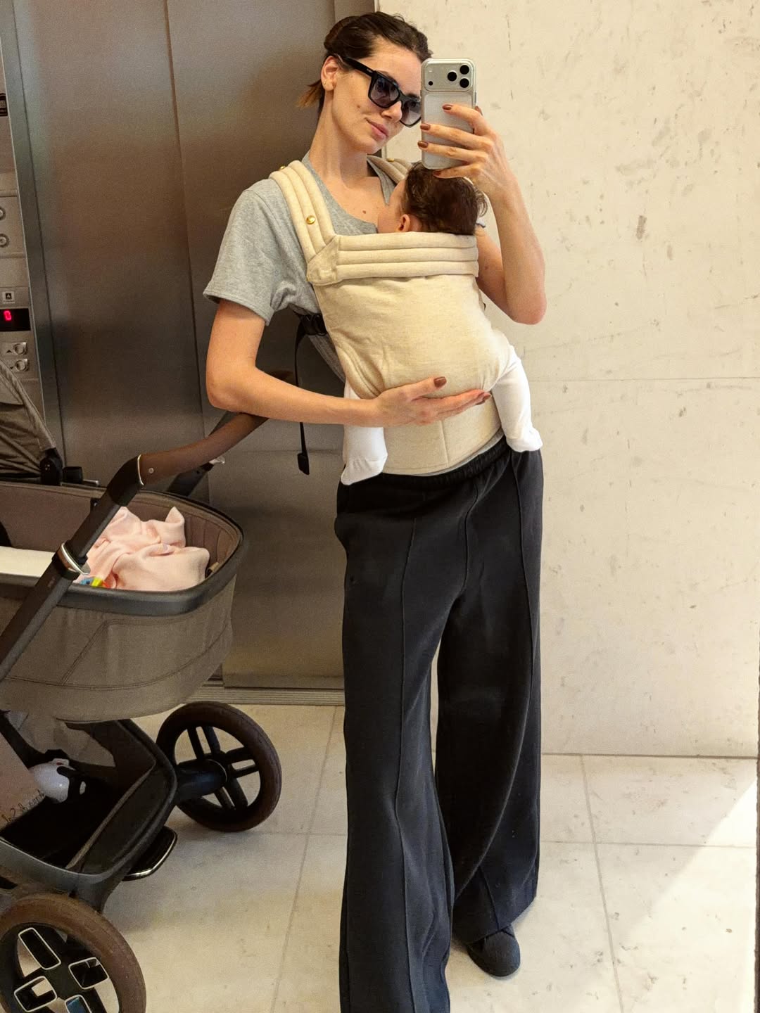 Camila Queiroz abre álbum de fotos com a filha, Clara — Foto: Reprodução / Instagram