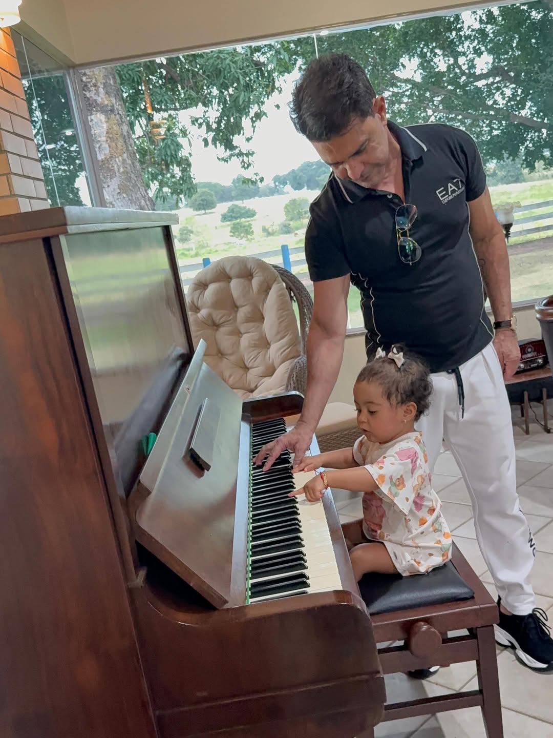 Zezé Di Camargo e Graciele Lacerda são pais de Clara – Foto: Reprodução / Instagram @zezedicamargo