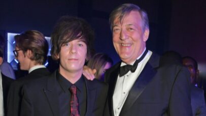 Stephen Fry e o marido, Elliott Spencer, em 2019 - Foto: Getty Images