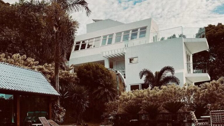 Aos 83 anos, atriz tem cabelo milionário e mantém mansão de R$ 10 milhões em meio à floresta do Rio