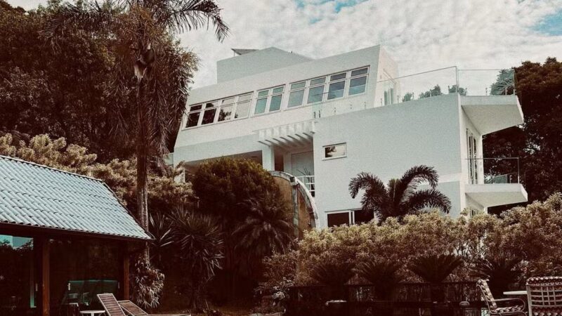 Aos 83 anos, atriz tem cabelo milionário e mantém mansão de R$ 10 milhões em meio à floresta do Rio