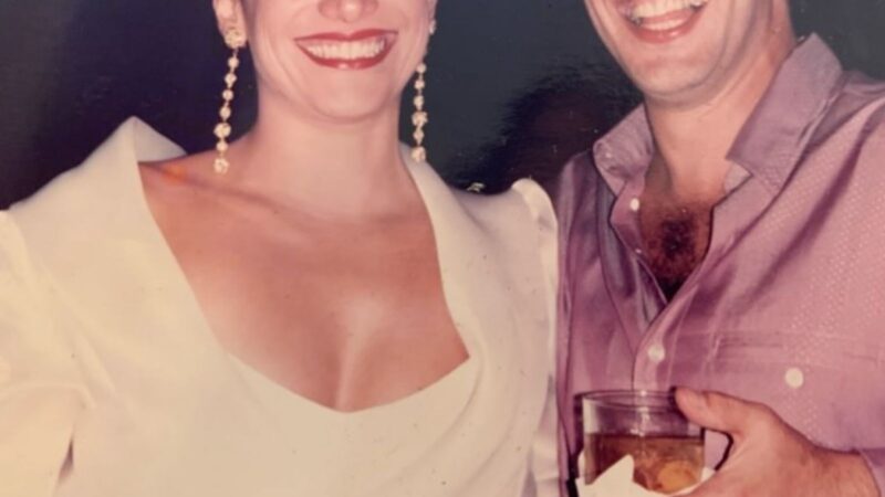 Afastada das novelas, atriz de 67 anos vive casamento à distância há décadas