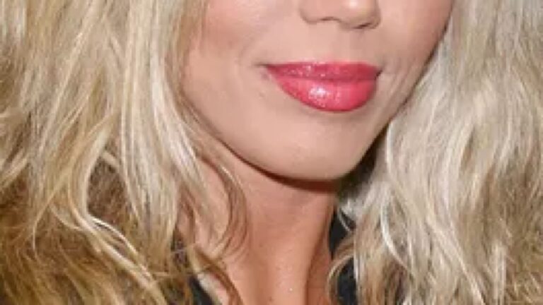 Aos 42 anos, ex-modelo é flagrada em situação de rua e revirando lixo para comer