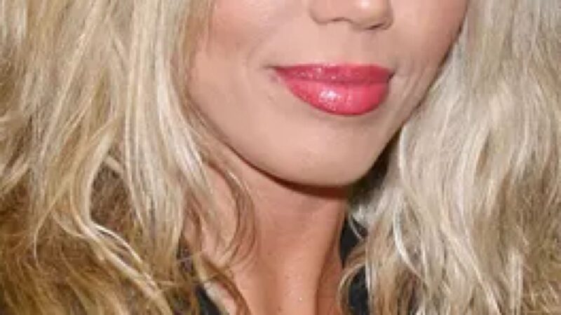 Longe dos holofotes, ex-modelo de 42 anos reaparece em situação de rua revirando lixo em busca de comida