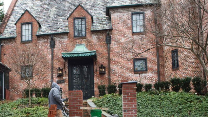 Aos 64 anos, ex-presidente vive em residência luxuosa em bairro nobre nos Estados Unidos