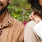 Casal de atores que trocou cidade pelo campo enfrenta perrengue para ver jogo do Brasil: ‘Copa na roça’
