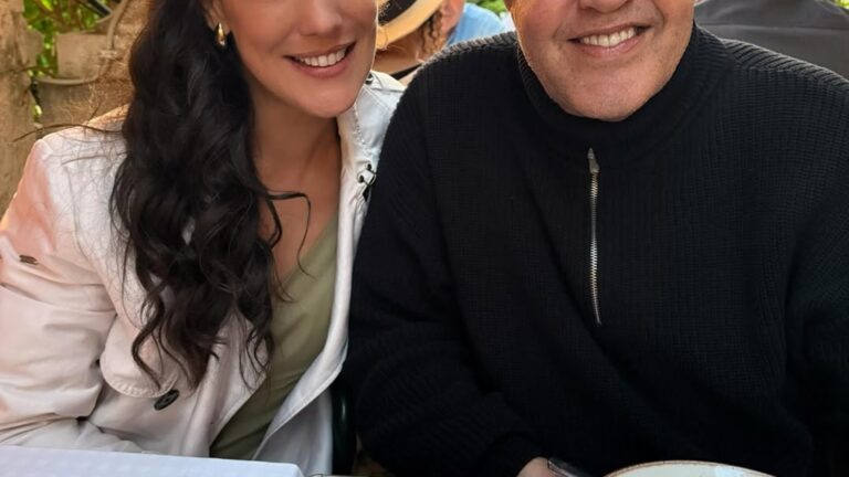 Aos 39 anos, atriz rouba a cena ao posar com o marido, que é 24 anos mais velho: ‘Casal lindo’