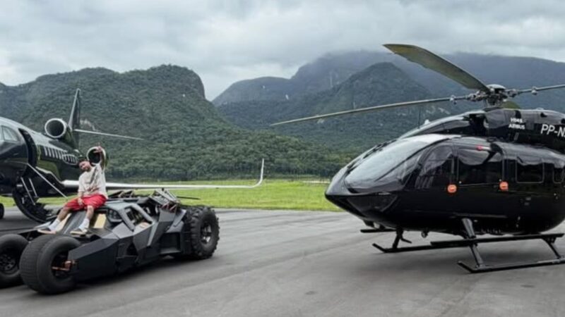 Neymar Jr é dono de um avião, helicóptero e uma réplica do Batmóvel - Foto: Reprodução / Instagram @neymarjr
