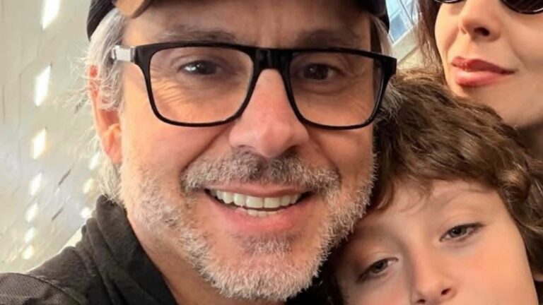 Alexandre Nero faz rara aparição com a esposa e os filhos e chama atenção